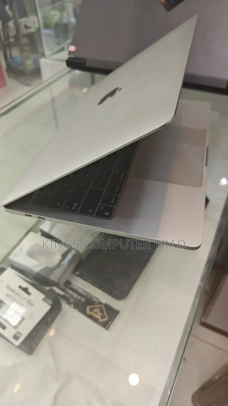 New Laptop Apple MacBook 2020 8GB Intel Core I7 SSD 512GB