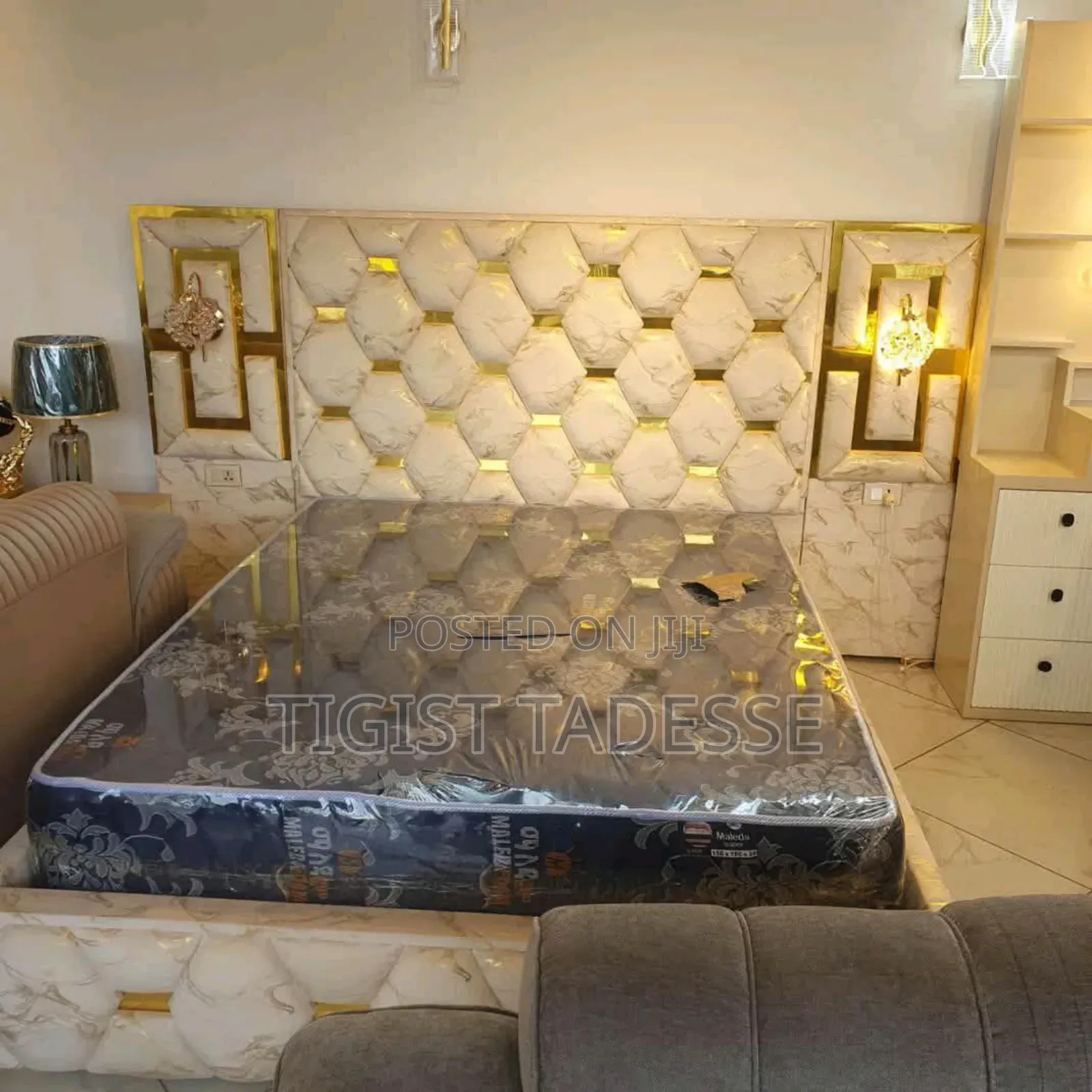 አልጋ የጨርቅ ጥራት ያለው አንደኛ ከነ ኮመዲኖ