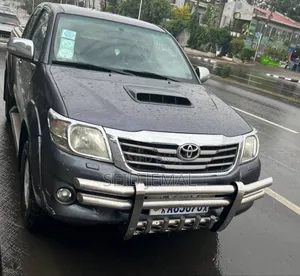 Photo - Toyota Hilux 2013 Gray