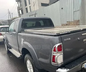 Toyota Hilux 2013 Gray