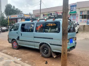 Photo - Toyota HiAce 2002