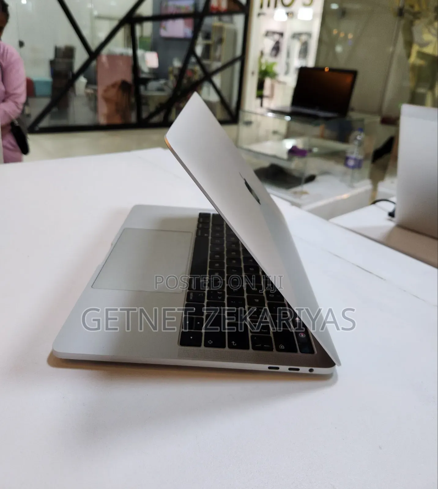 New Laptop Apple MacBook Pro 2018 8GB Intel Core I5 SSD 256GB