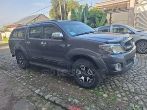 Photo - Toyota Hilux 2010 Gray