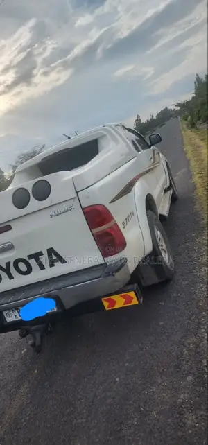 Toyota Hilux 2011 White