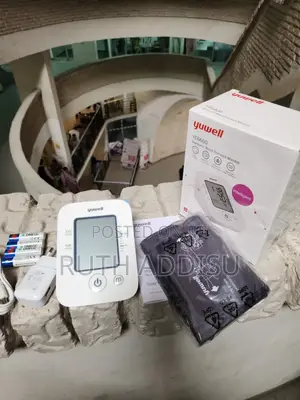 Photo - Digital Blood Pressuer Monitor起來rechargeable Battery Bp