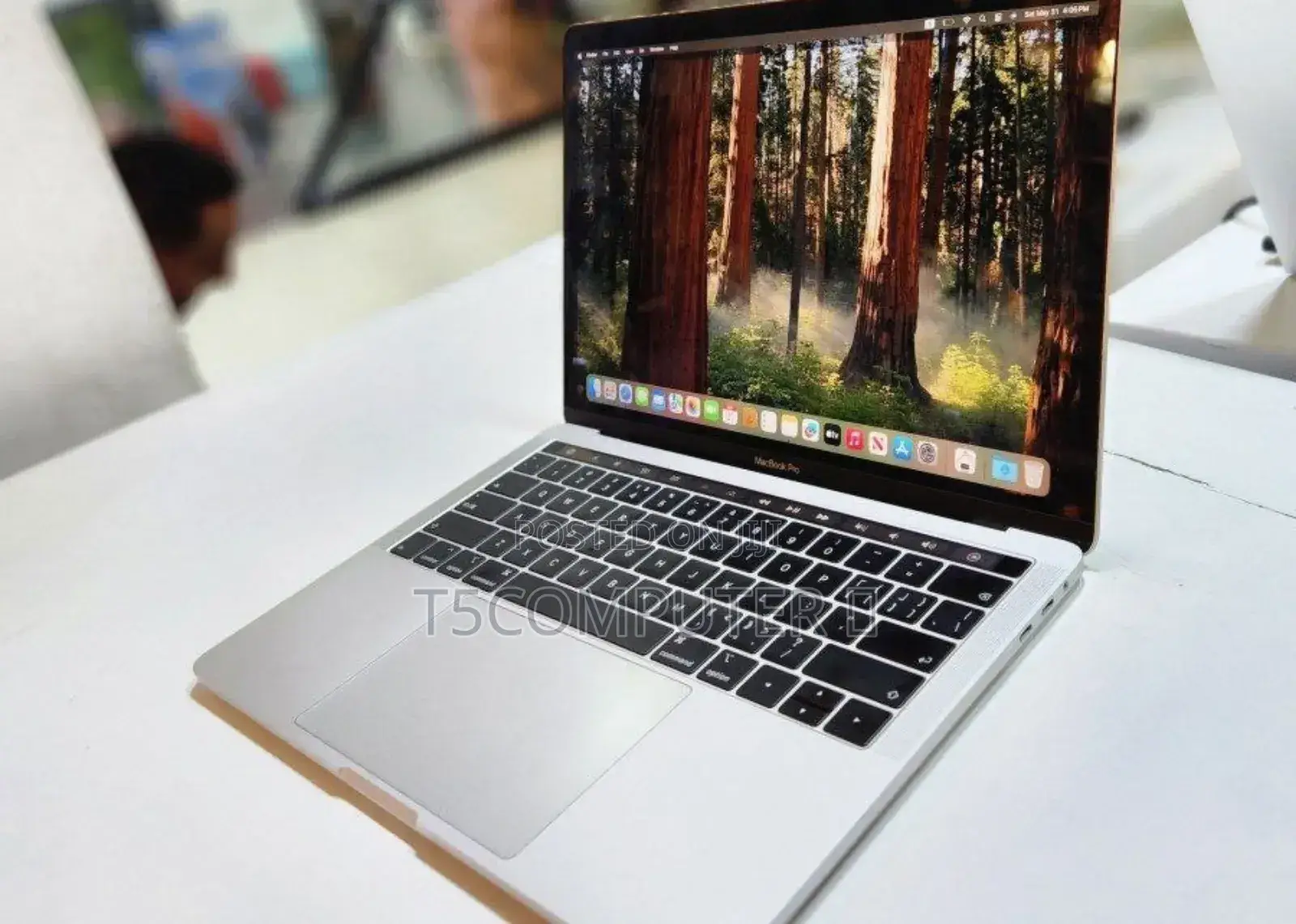 New Laptop Apple MacBook Pro 2018 8GB Intel Core I5 SSD 256GB