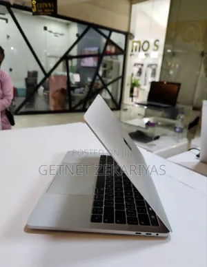New Laptop Apple MacBook Pro 2018 8GB Intel Core I5 SSD 256GB