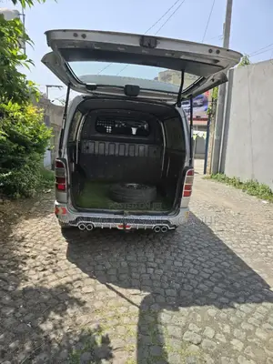 Photo - Toyota HiAce 2005 Silver