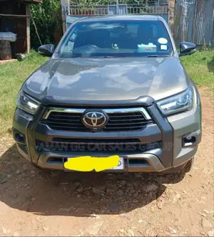 Photo - Toyota Hilux 2023 Gray
