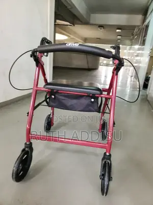 Photo - Walker Four Wheel肺癌walker綏芬walker鎖住walker妝飾walker綏遠walker