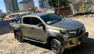 Photo - Toyota Hilux 2021 Gray