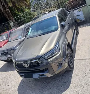 Photo - Toyota Hilux 2022 Gray