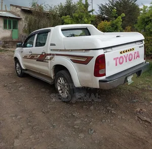 Toyota Hilux 2011 White