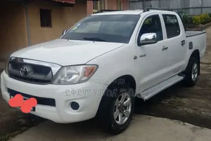 Toyota Hilux 2011 White