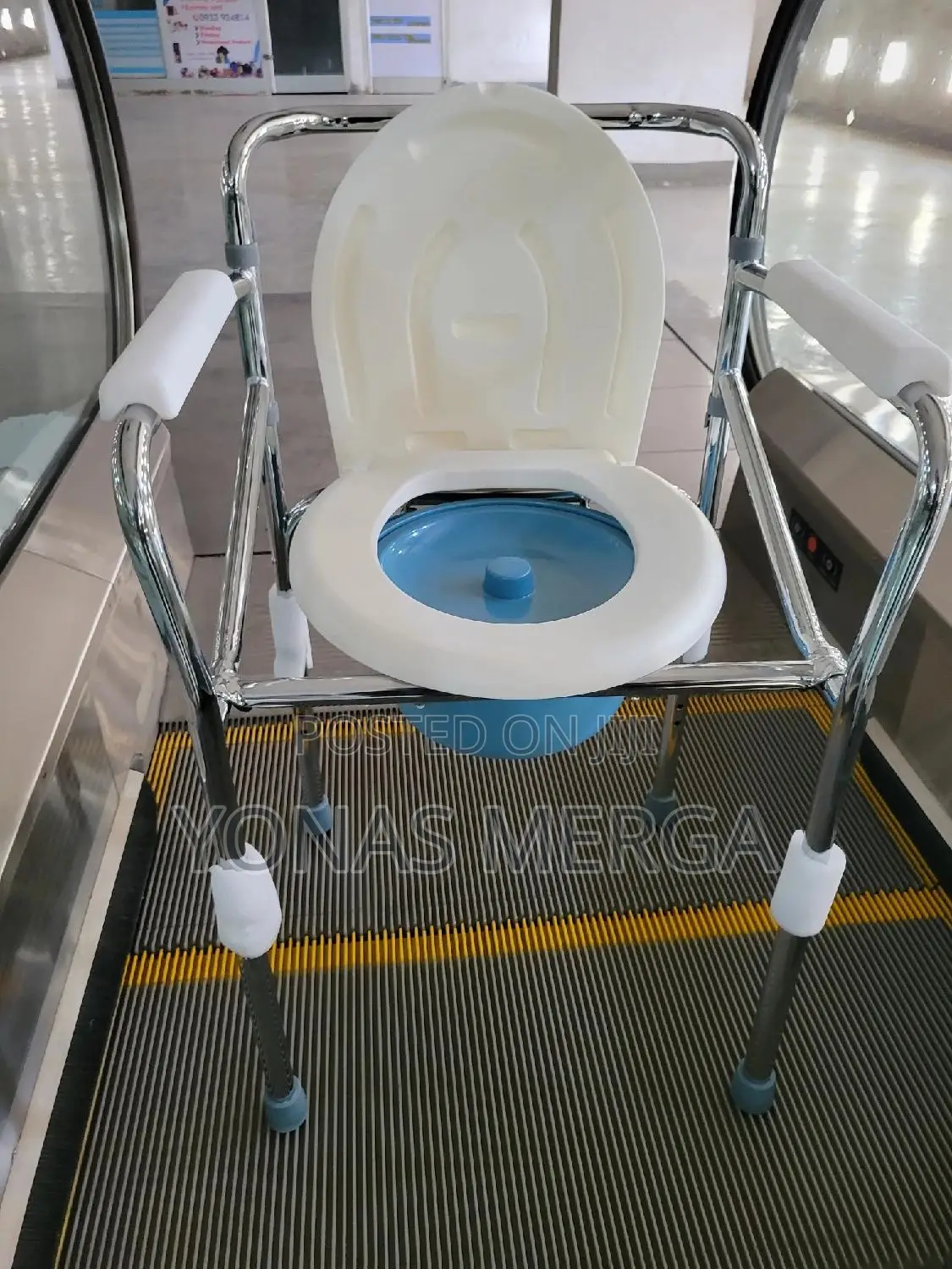 Toilet Chair//Folding Commode Is Envisaged to Offer Comfort,