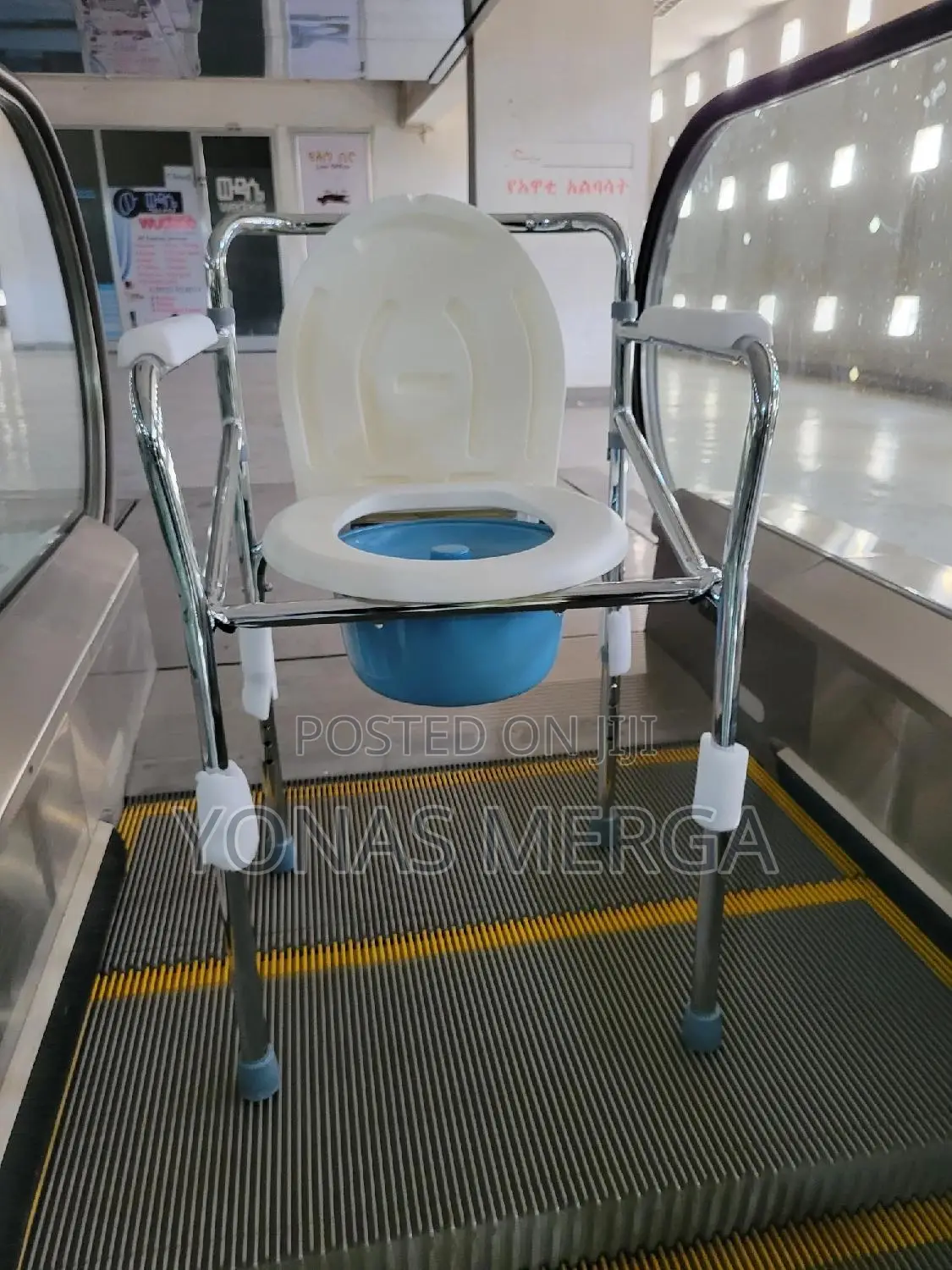 Bedroom With Bucket Disabled執٩toilet Seat Frame