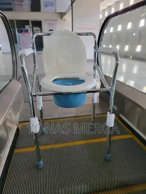 Bedroom With Bucket Disabled執٩toilet Seat Frame