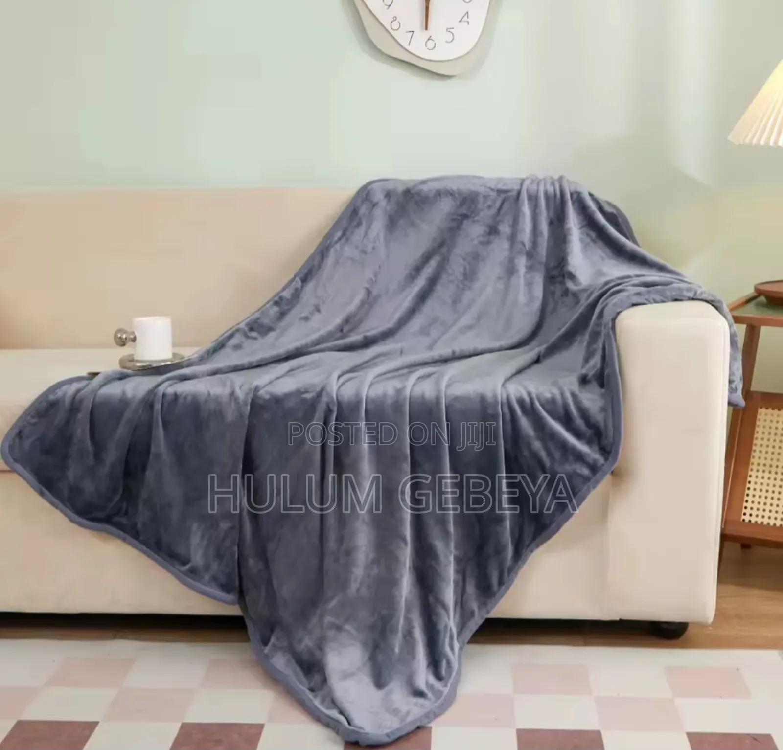 የዉጭ ሀገር ጋቢ ለምኔ ሶፋ ላይ ቁጭ ሲሉ ሚለብሱት