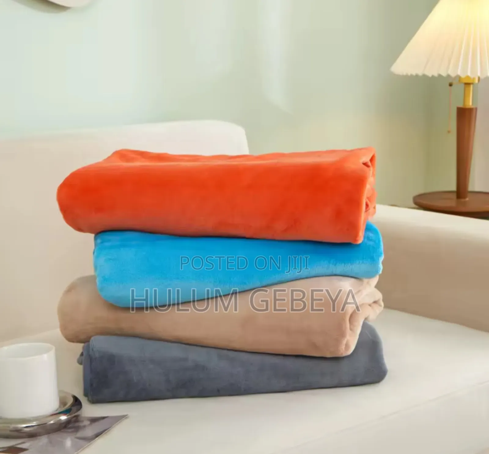 የዉጭ ሀገር ጋቢ ለምኔ ሶፋ ላይ ቁጭ ሲሉ ሚለብሱት