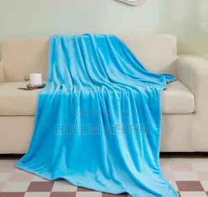 የዉጭ ሀገር ጋቢ ለምኔ ሶፋ ላይ ቁጭ ሲሉ ሚለብሱት