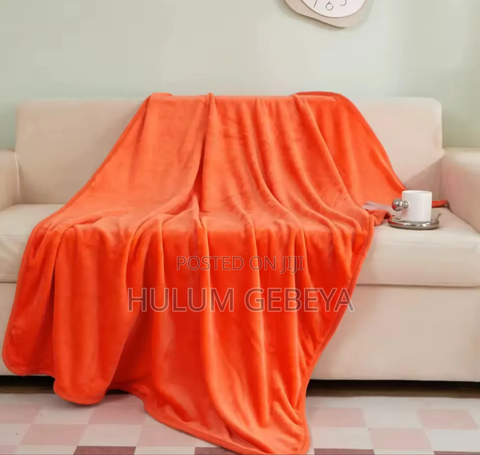 የዉጭ ሀገር ጋቢ ለምኔ ሶፋ ላይ ቁጭ ሲሉ ሚለብሱት