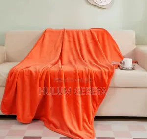 የዉጭ ሀገር ጋቢ ለምኔ ሶፋ ላይ ቁጭ ሲሉ ሚለብሱት