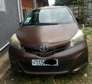 Photo - Toyota Yaris 2012 Burgundy