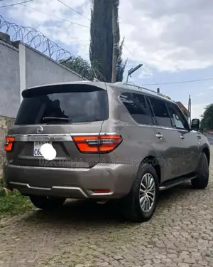 Nissan Patrol 2016 Pink