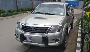 Photo - Toyota Hilux 2012 Silver