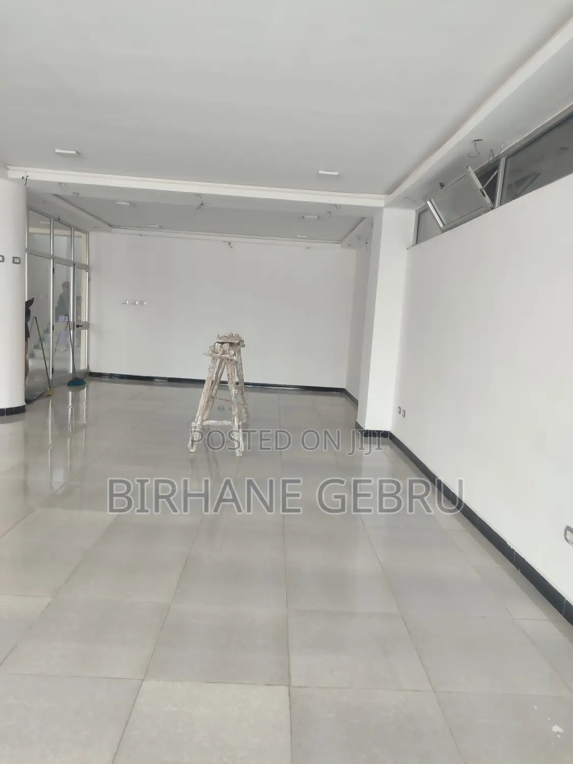 Luxury Complex Aparttiment Rent for Cafe Burger Resturant