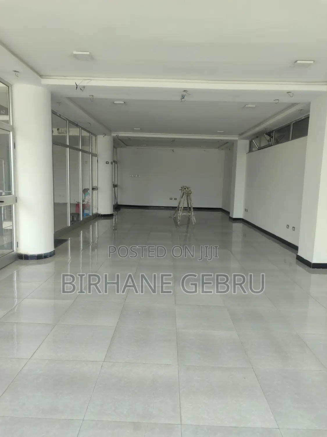 Luxury Complex Aparttiment Rent for Cafe Burger Resturant