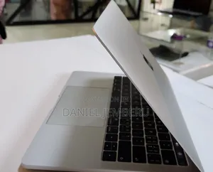 New Laptop Apple MacBook Pro 2018 8GB Intel Core I5 SSD 256GB