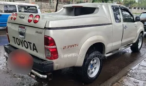 Toyota Hilux 2006 Gold