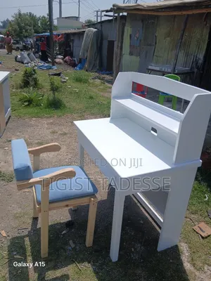 Photo - Study Table for Kids በዋንዛ እና በ ኤምዲኤፍ የተሠራ