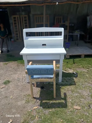 Study Table for Kids በዋንዛ እና በ ኤምዲኤፍ የተሠራ