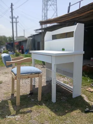 Study Table for Kids በዋንዛ እና በ ኤምዲኤፍ የተሠራ