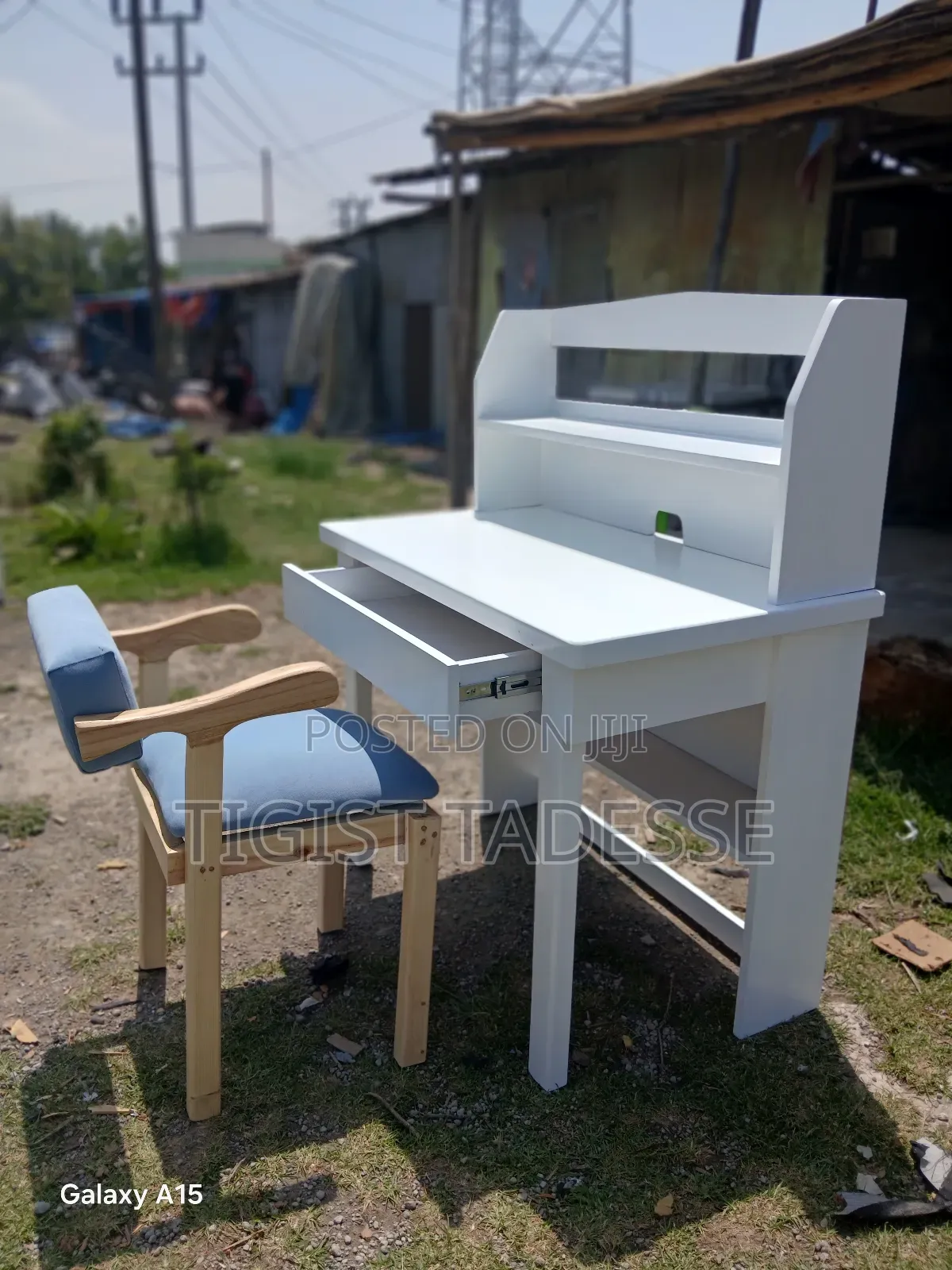 Study Table for Kids በዋንዛ እና በ ኤምዲኤፍ የተሠራ