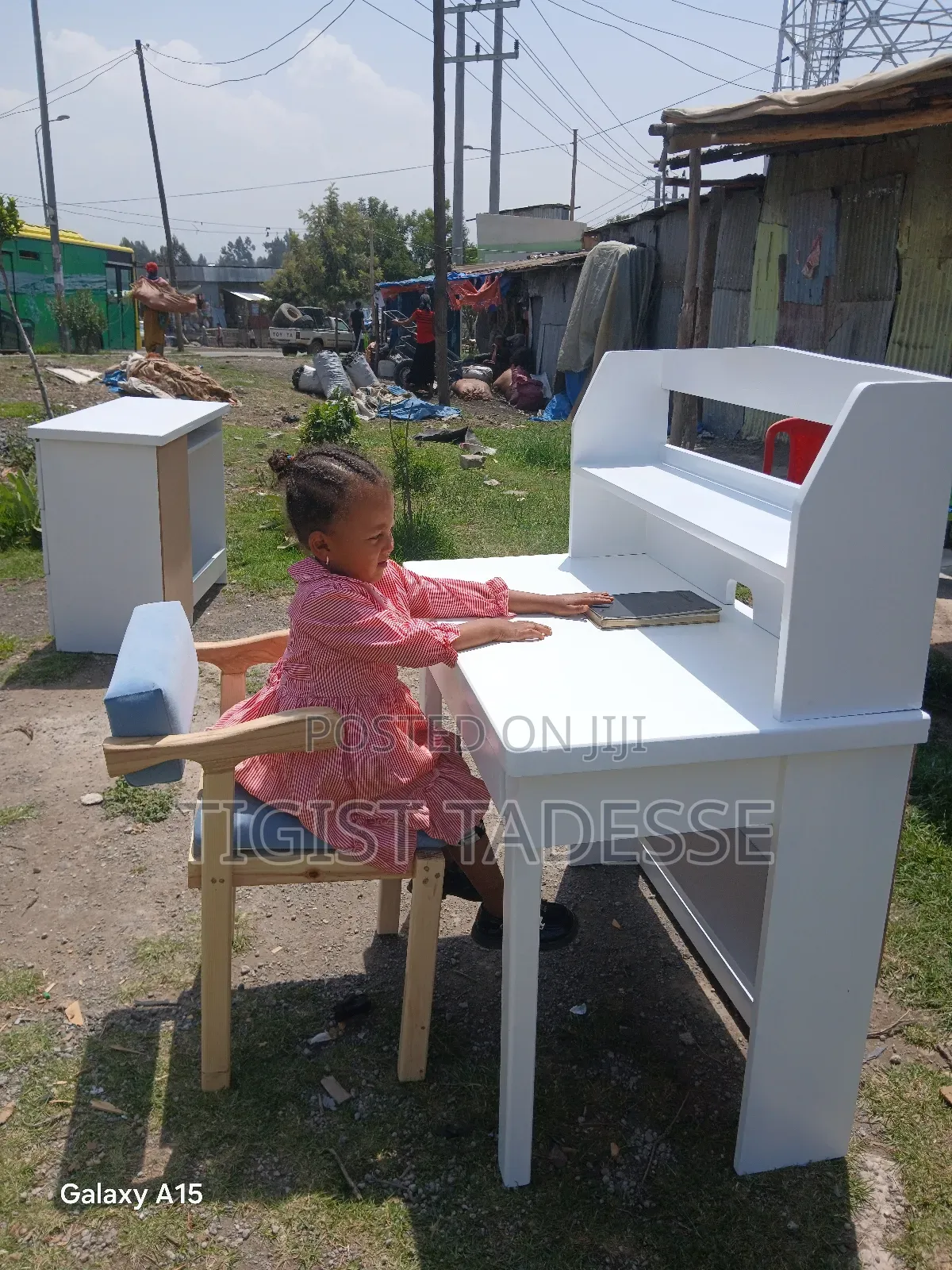 Study Table for Kids በዋንዛ እና በ ኤምዲኤፍ የተሠራ