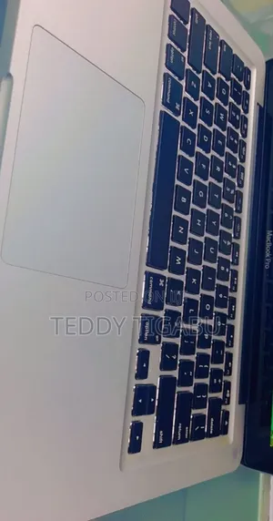 New Laptop Apple MacBook Pro 4GB Intel Core I5 SSD 500GB