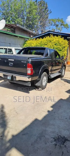 Toyota Hilux 2013 Black