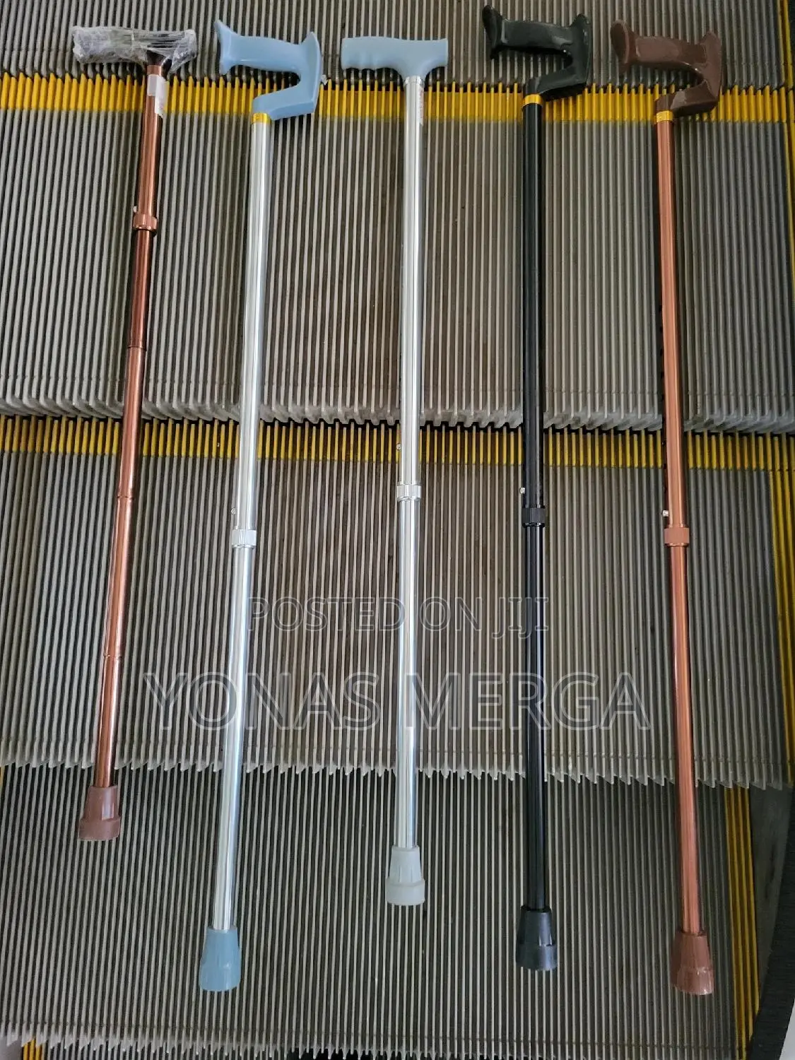 Walking Stick|/|Cane Extends in a Snap Retracts Right Back