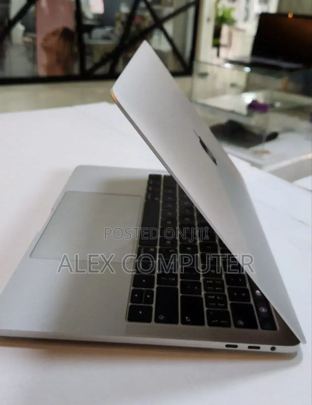 New Laptop Apple MacBook Pro 2018 8GB Intel Core I5 SSD 256GB