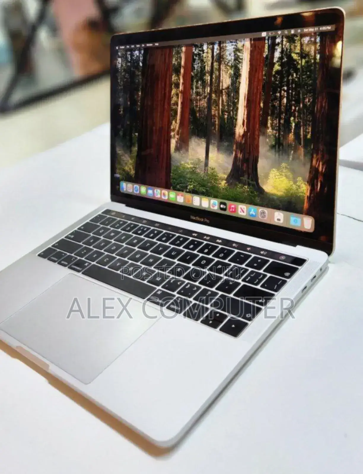 New Laptop Apple MacBook Pro 2018 8GB Intel Core I5 SSD 256GB