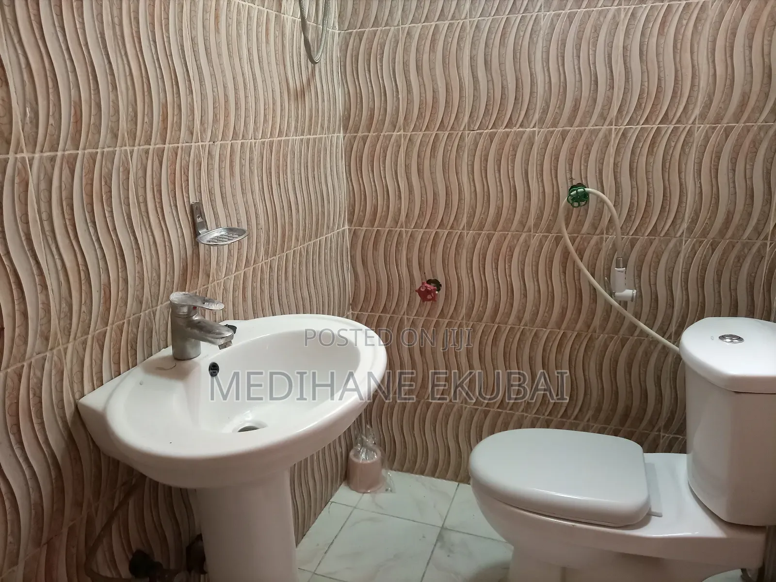 ለንግድ/ለመኖሪያ ከነ እቃው/ያለ እቃውም የሚከራይ G+2
ሰሚት ሳፋሪ - ዮናስ ጨርጨር ጀርባ