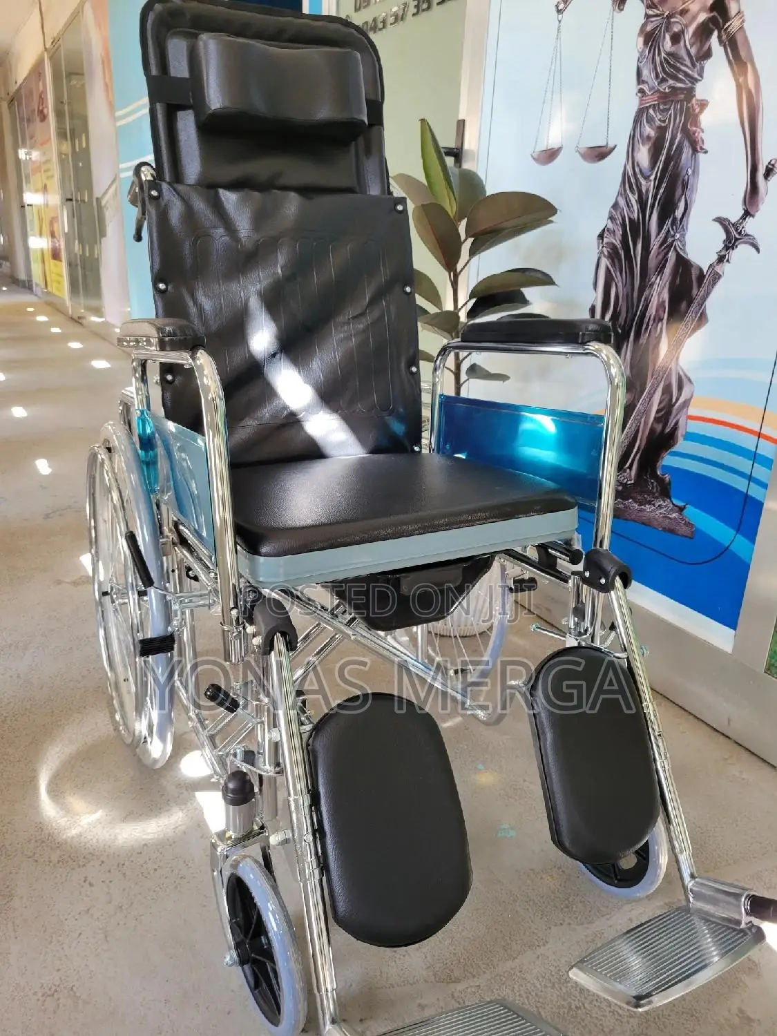 Wheelchair ,90-180°Adjustment,150kgcapacity,Pull-Out Bedpan