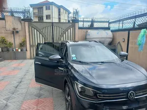 Photo - Volkswagen ID.6 2024 Blue