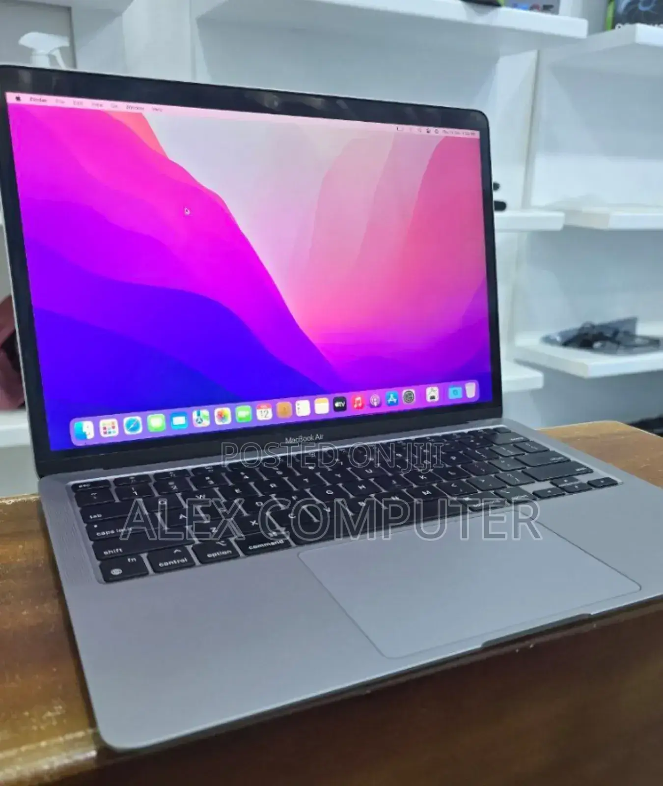 New Laptop Apple MacBook Pro 2020 M1 8GB Apple M1 SSD 256GB