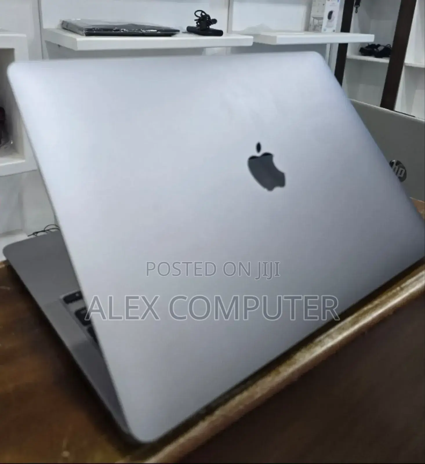 New Laptop Apple MacBook Pro 2020 M1 8GB Apple M1 SSD 256GB