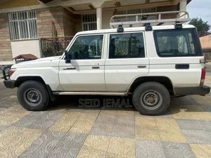 Toyota Land Cruiser 2016 White