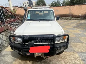 Photo - Toyota Land Cruiser 2016 White